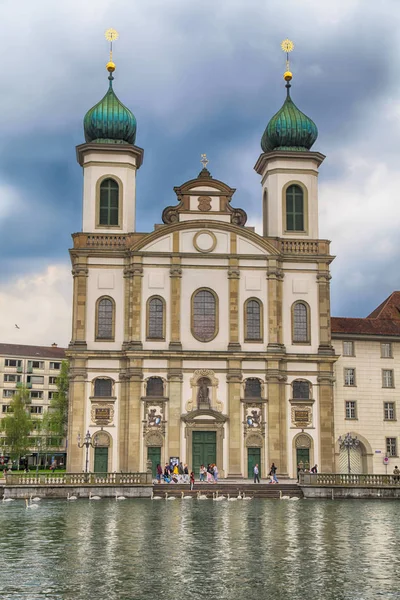 Jesuit Church på vattnet vid floden Reuss, Luzern, Schweiz — Stockfoto