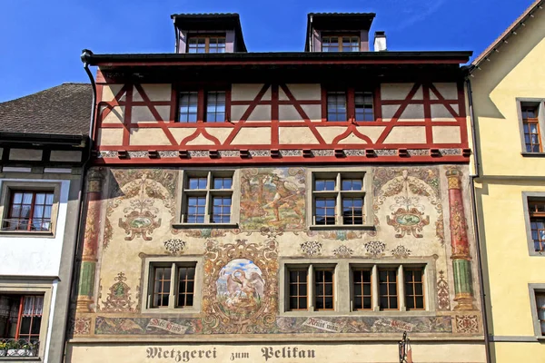 Antiguo hermoso fresco en edificio medieval en Stein am Rhein, Suiza —  Fotos de Stock