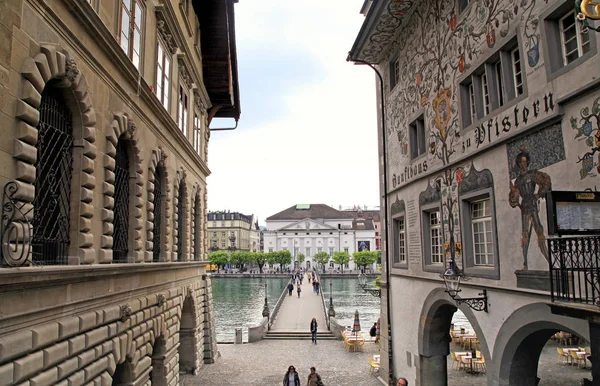 Weergave van middeleeuwse huizen met muurschilderingen en brug, Luzern, Zwitserland — Stockfoto