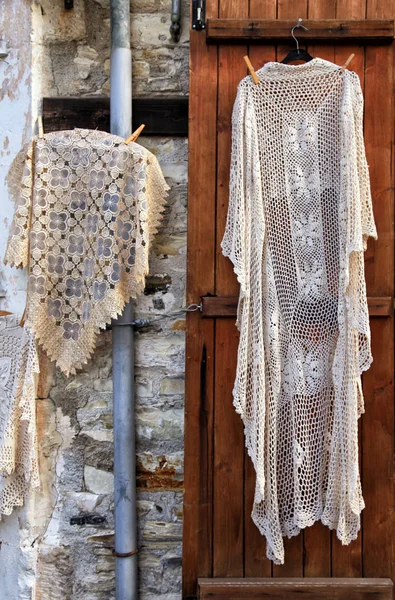 Lacets et aiguilles faits à la main accrochés au mur du magasin, village Pano Lefkara, Chypre . — Photo