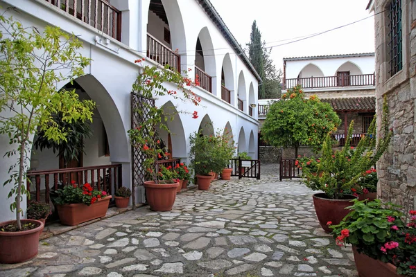 Terrasses blanches et pots de fleurs dans la cour du monastère St Minas — Photo