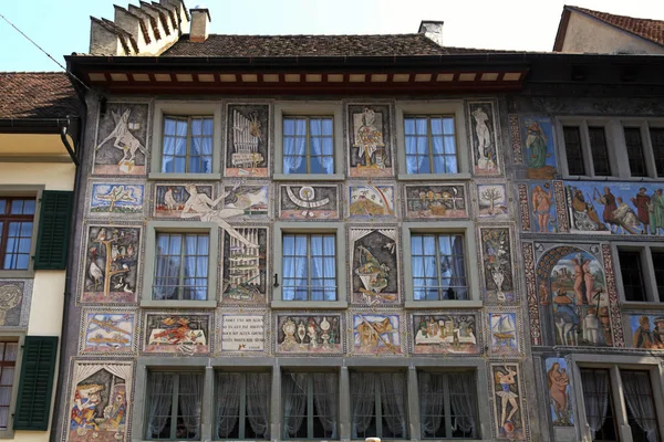 Oude mooie fresco op het middeleeuws gebouw in Stein am Rhein, Zwitserland — Stockfoto