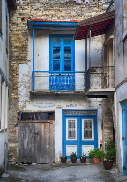 Vecchia casa abbandonata con porta blu e finestra nel villaggio Lefkara, Cipro — Foto Stock