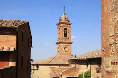 Ortaçağ evleri ve çan kulesi Montepulciano, Toskana, İtalya