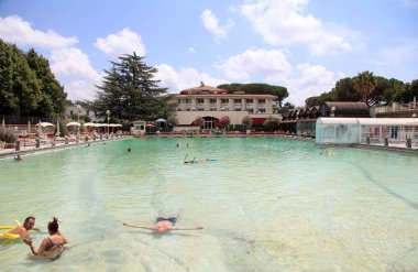 İnsanlar doğal sıcak Terme dei Papi, Viterbo, İtalya Havuzda rahatlayın.