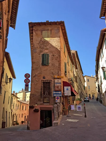 Mittelalterliche Häuser von Montepulciano, Toskana, Italien — Stockfoto