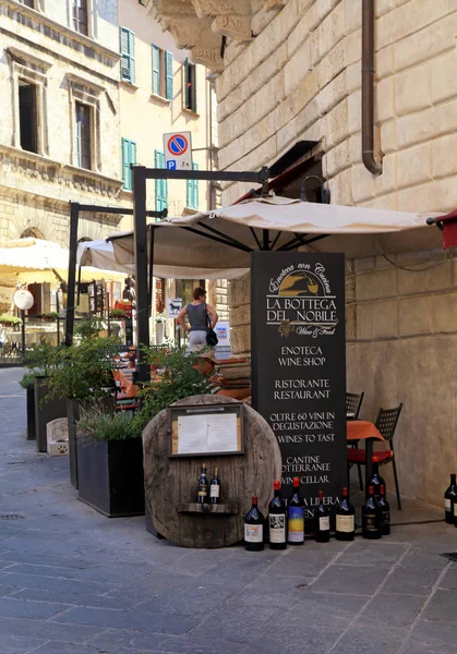 Tradiční obchod s vínem na ulici historického centra Montepulciana, Toskánsko — Stock fotografie