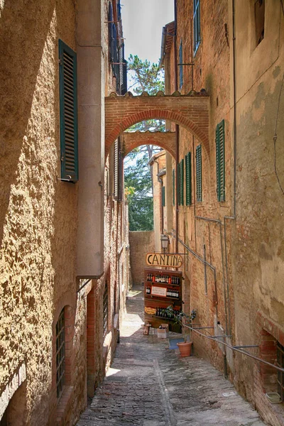 Ruelle étroite avec maisons médiévales et magasin de vin à Montepulciano — Photo