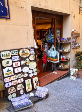 Hediyelik eşya dükkanı Montepulciano, Toskana ortaçağ köyü