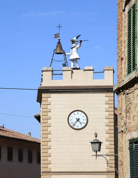 Pulcinella πύργος με το ρολόι στο Μοντεπουλτσιάνο, Τοσκάνη, Ιταλία — Φωτογραφία Αρχείου