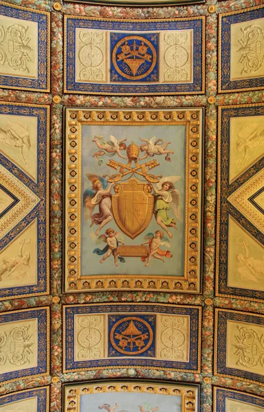 Część sufitu ozdobnych w Muzeum Watykańskim, Rzym, Włochy — Zdjęcie stockowe