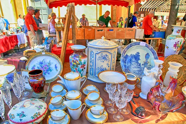 Market stall no famoso mercado de antiguidades Cours Saleya em Nice, França — Fotografia de Stock