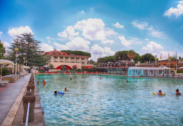 La gente se relaja en la piscina de Terme dei Papi (que significa Spa de los Papas), Viterbo, Italia Fotos de stock libres de derechos
