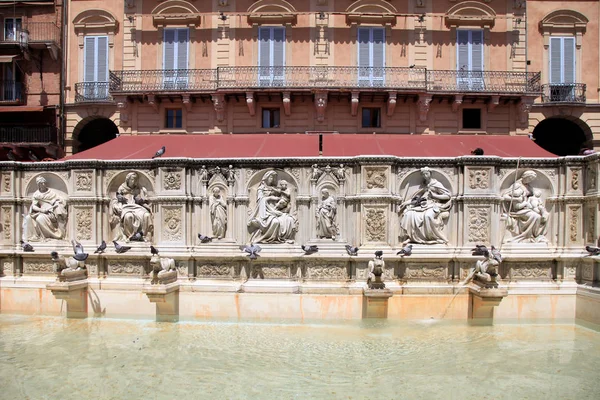 Belle fontaine de joie sur la place centrale Piazza del Campo, Sienne — Photo