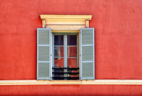 Vintage-Fenster mit grauen Fensterläden im alten roten Stuckhaus, schön, — Stockfoto