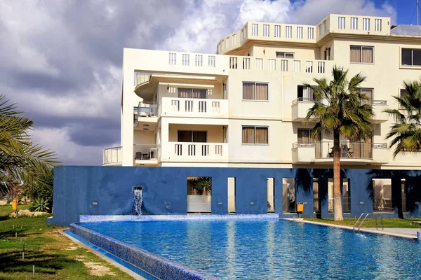 Hotel, medence, medence- és pálmafák között, Ciprus. — Stock Fotó