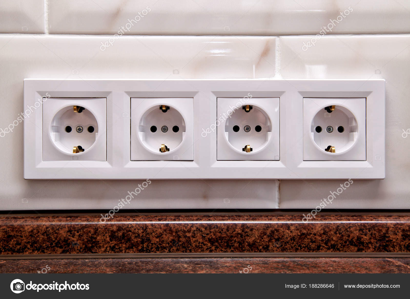 Steckdosen an der Küche Fliesen Wand — Stockfoto © felker #188286646 Steckdosen an der Küche Fliesen Wand — Stockfoto © felker #188286646