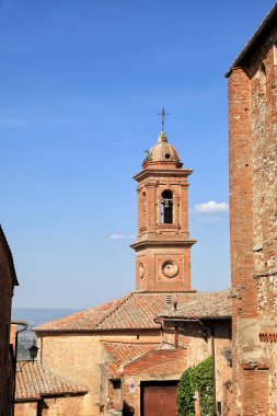 Ortaçağ evleri ve çan kulesi Montepulciano, Toskana, İtalya