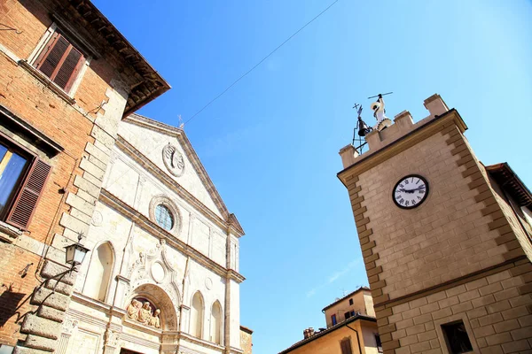 Medeltida hus och klocktornet i Montepulciano, Toscana, Italien — Stockfoto