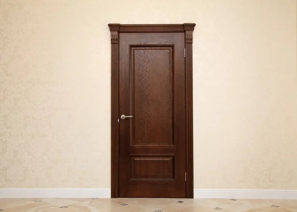 Chambre beige intérieur avec porte en bois marron — Photo