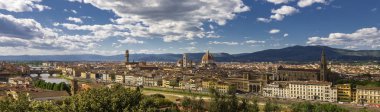 Arno Nehri, Palazzo Vecchio, Ponte Vecchio, Duomo ve Giotto'nun çan kulesi ile Floransa şehrinin panoramik manzarası