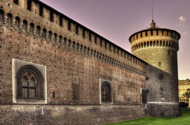 Milano'daki Sforza Kalesi girişinin görünümü (İtalya)