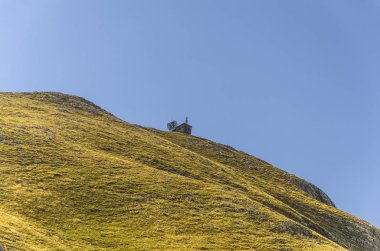 Zirvedeki dağ sığınağının görünümü