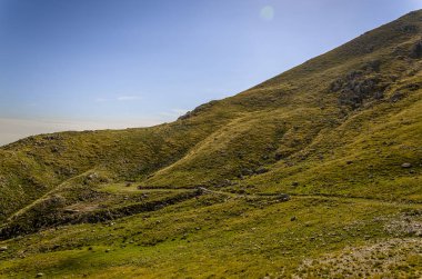 Panoramik manzaralı bir dağ manzarası