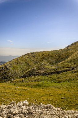 Panoramik manzaralı bir dağ manzarası
