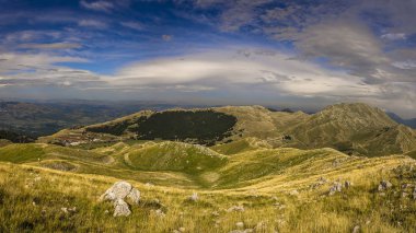 Bahar dağlarının güzel panoramik manzarası
