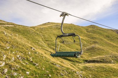 İlkbahar yaz sezonunda dağlarda telesiyej telesiyej