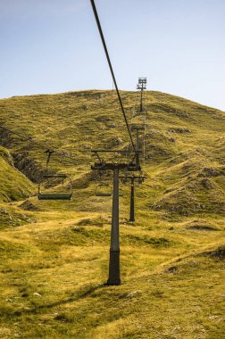 İlkbahar yaz sezonunda dağlarda telesiyej telesiyej