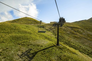 İlkbahar yaz sezonunda dağlarda telesiyej telesiyej