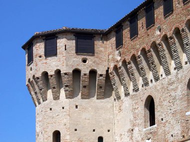 Orta Çağ'dan kalma Gradara kalesi-kalesinin manzarası (İtalya)