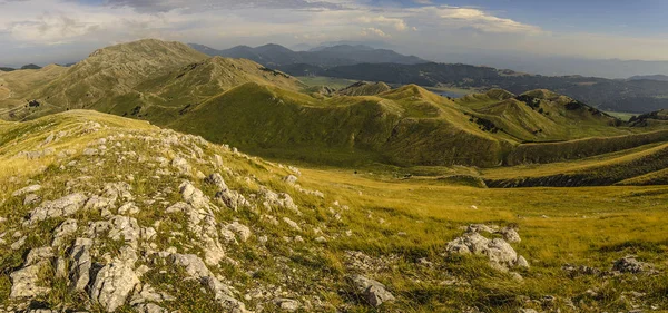 Bahar dağlarının güzel panoramik manzarası