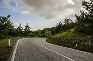 Arka planlı dağ yolu