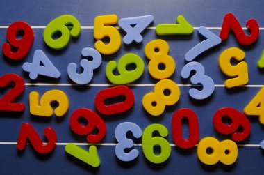 Çocuklar için renkli manyetik sayılarla kayrak