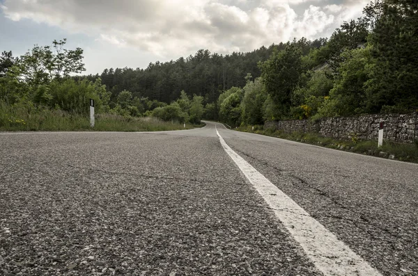 Arka planlı dağ yolu