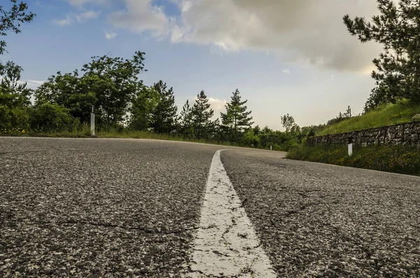 Arka planlı dağ yolu