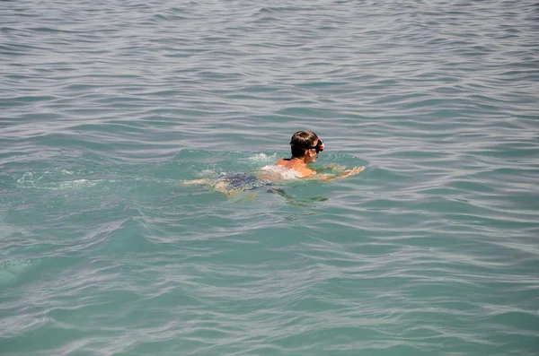 Homem Nadando Mar Com Máscara Snorkeling — Fotografia de Stock