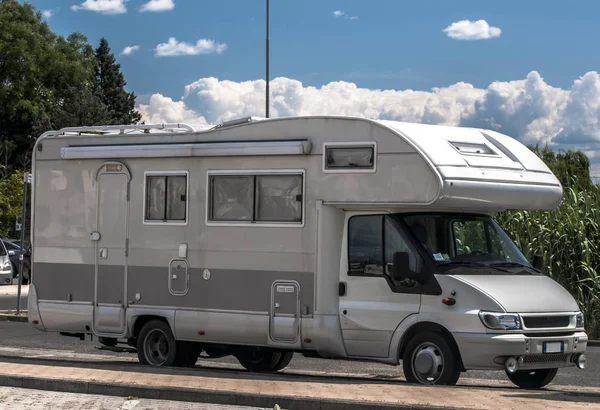 (Logo ve ticari marka olmaksızın park edilmiş camper)