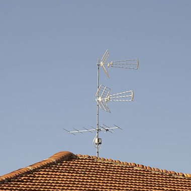 Evin çatısı TV anten monte