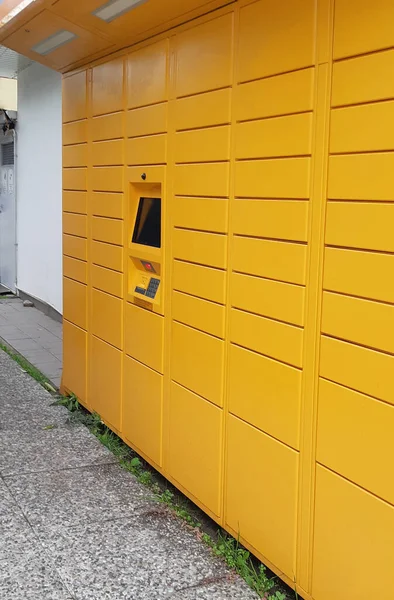 Şehir merkezinden paket almak için yedek depo.