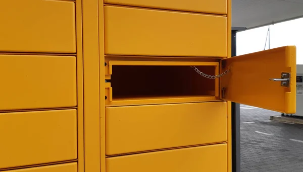 Şehir merkezinden paket almak için yedek depo.