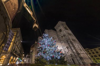 Floransa - Noel boyunca Duomo katedralinin ön cephesi