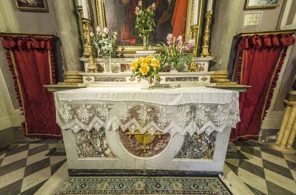 Altare Decorato Con Fiori All Interno Antica Chiesa — Foto Stock