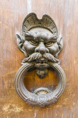 İnsan yüzü şeklinde antik kapı tokmağı.