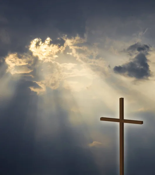 Gökyüzünden süzülen ve denizi aydınlatan ışık ışınları