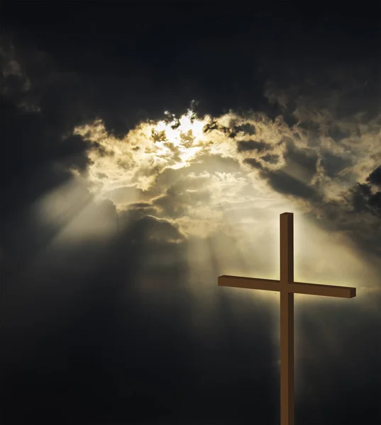 Gökyüzünden süzülen ve denizi aydınlatan ışık ışınları