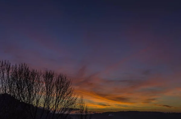 Прекрасний Багатобарвний Захід Сонця Над Сільським Ландшафтом — стокове фото